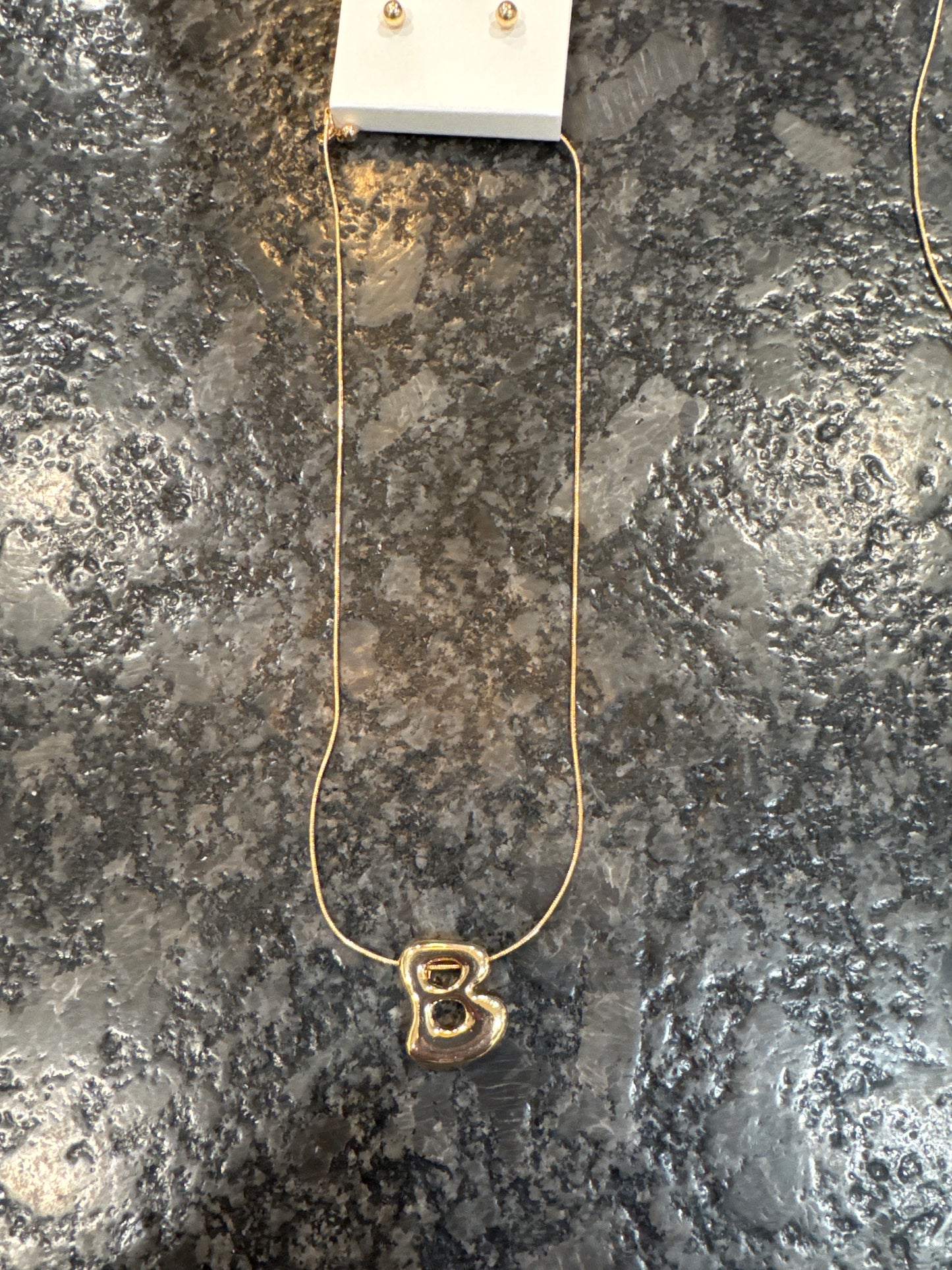 CANTBILE GOLD INITIAL NECKLCE