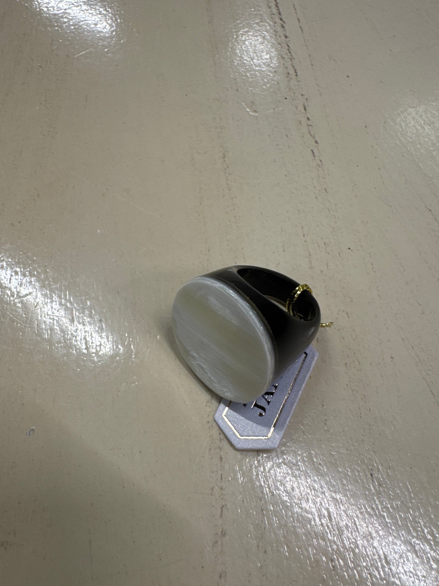 ACCESSORY JANE- BLACK & WHITE HORN RING-ROUND