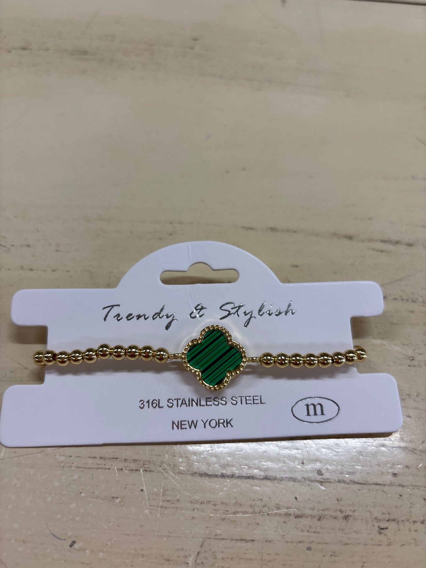 TRENDY & STYLISH GOLD BRACELET W/CLOVER IN CENTER-GREEN