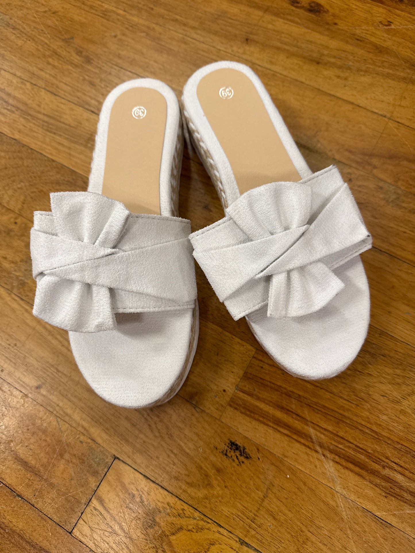 WHITE/TAN SANDALS W/BOW-SIZE 39