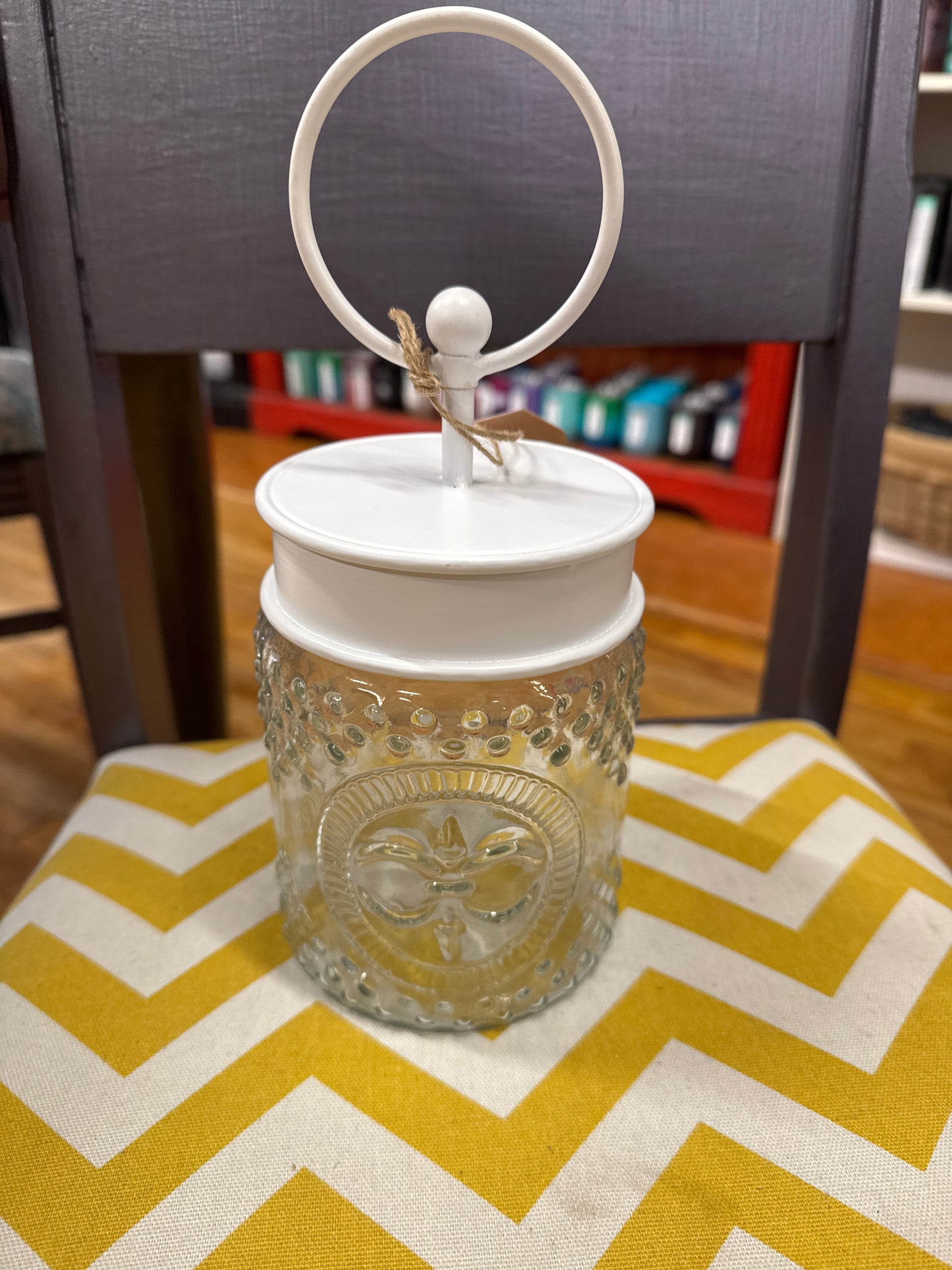 ROUND TOP JAR EMBOSSED W/WHITE LID