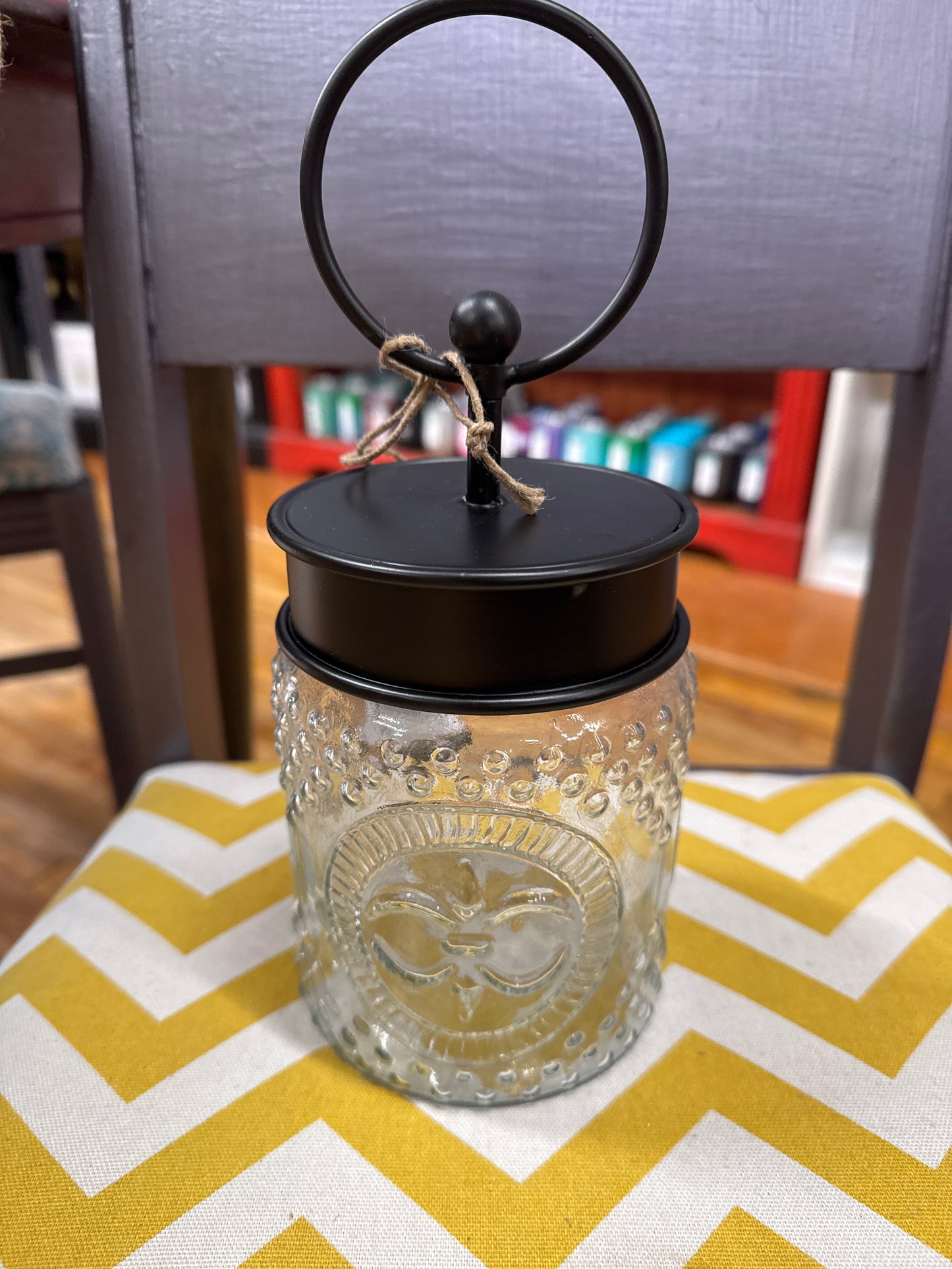 ROUND TOP JAR EMBOSSED W/BLK LID