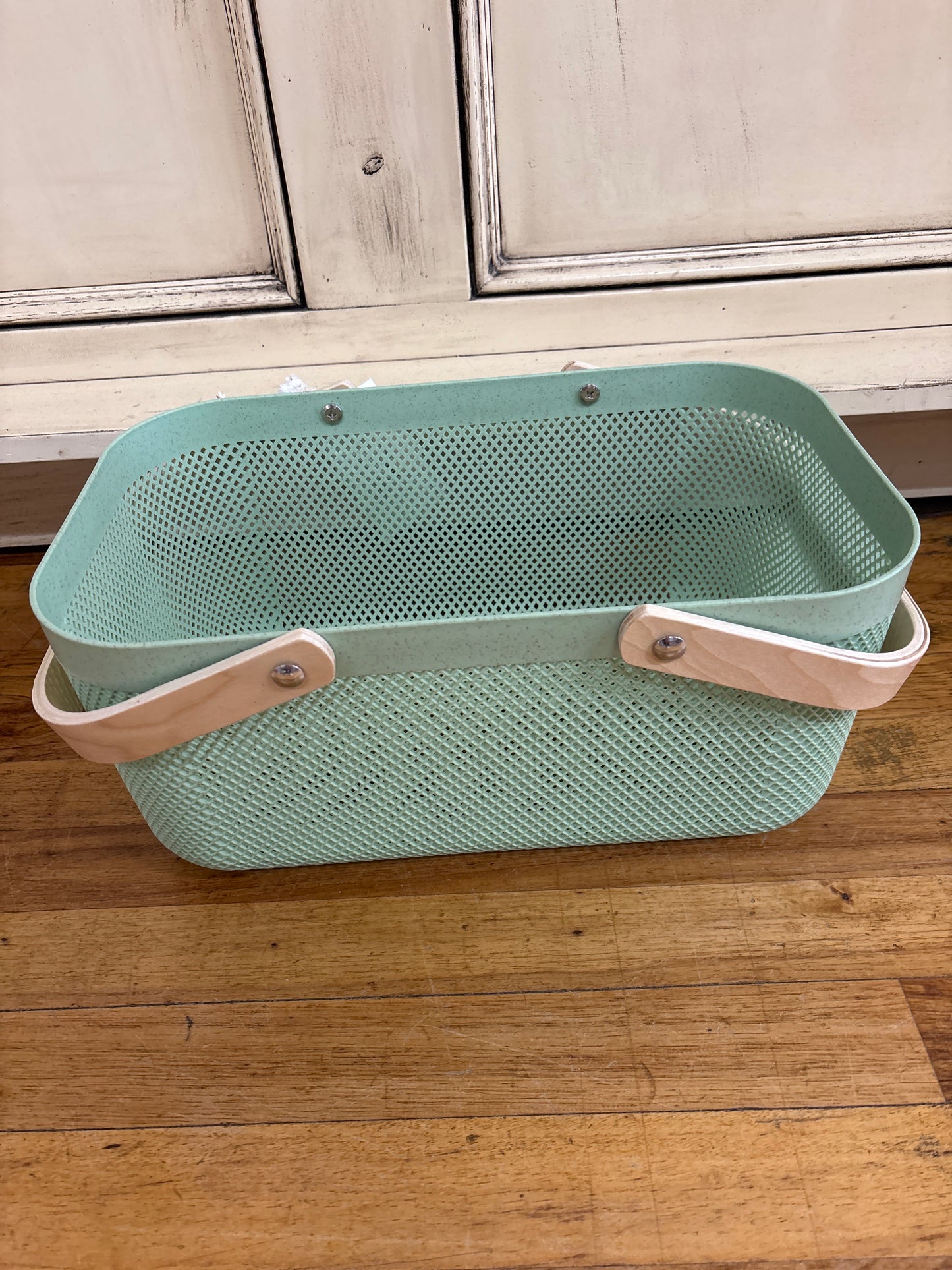 LIGHT GREEN BASKET W/HANDLES