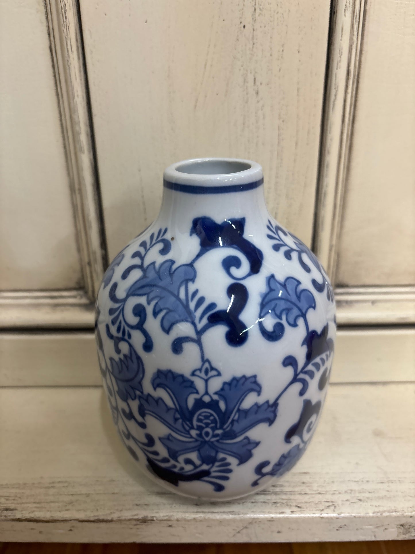 4 ' ROUND X 5 3/4'H BLUE/WHITE VASE