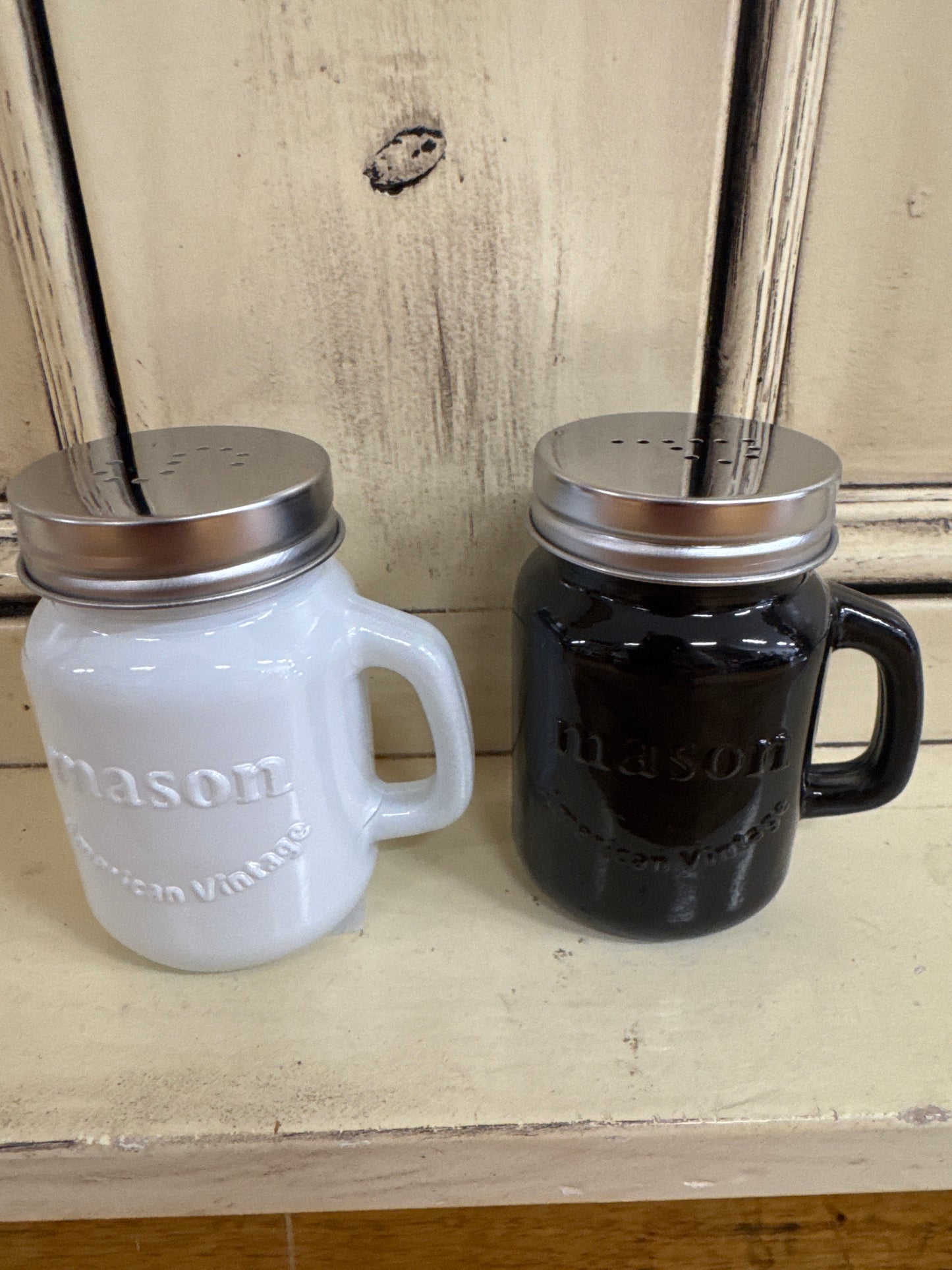 BLK & WHTE S & P SHAKERS