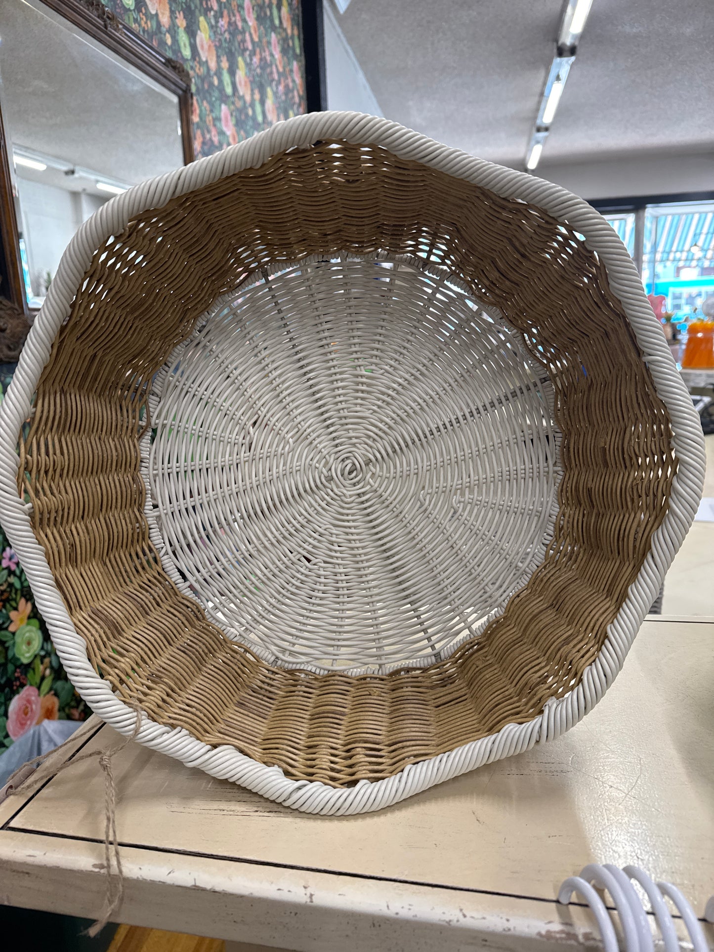 ROUND VIETNAM BROWN/WHITE WICKER BASKET