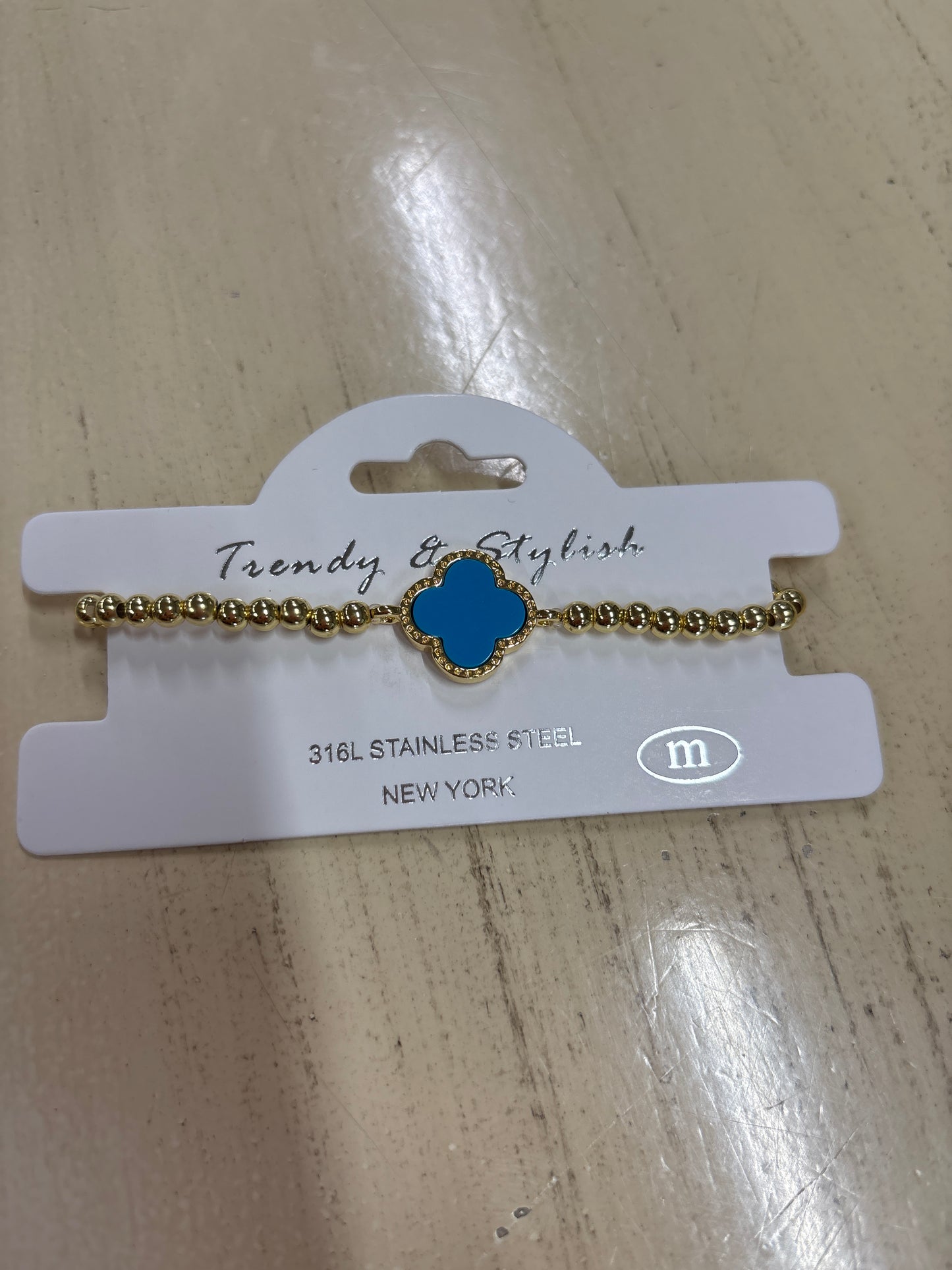 TRENDY & STYLISH GOLD BRACELET W/CLOVER IN CENTER-TURQ