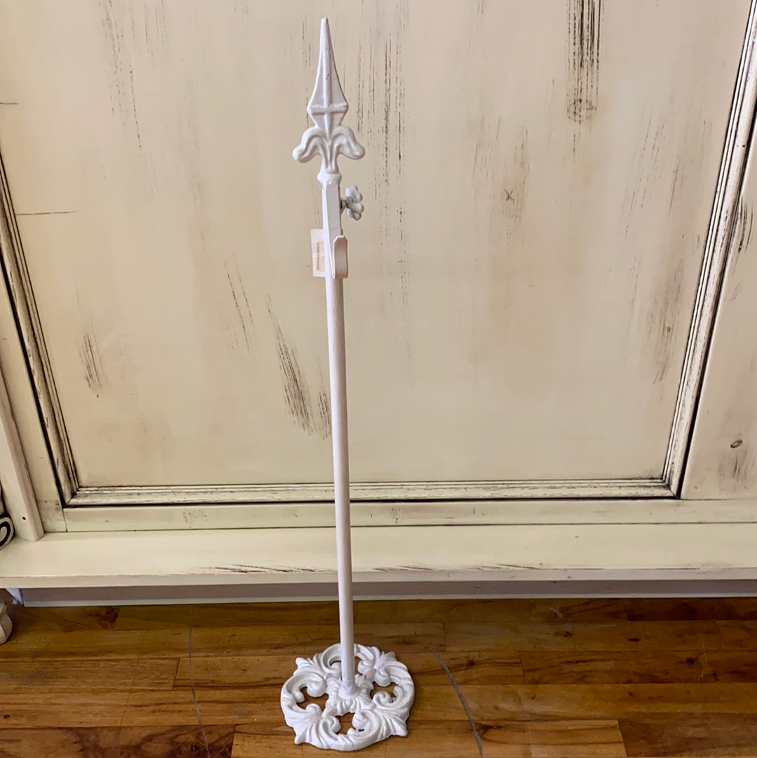 ADJUSTABLE WREATH HOLDER