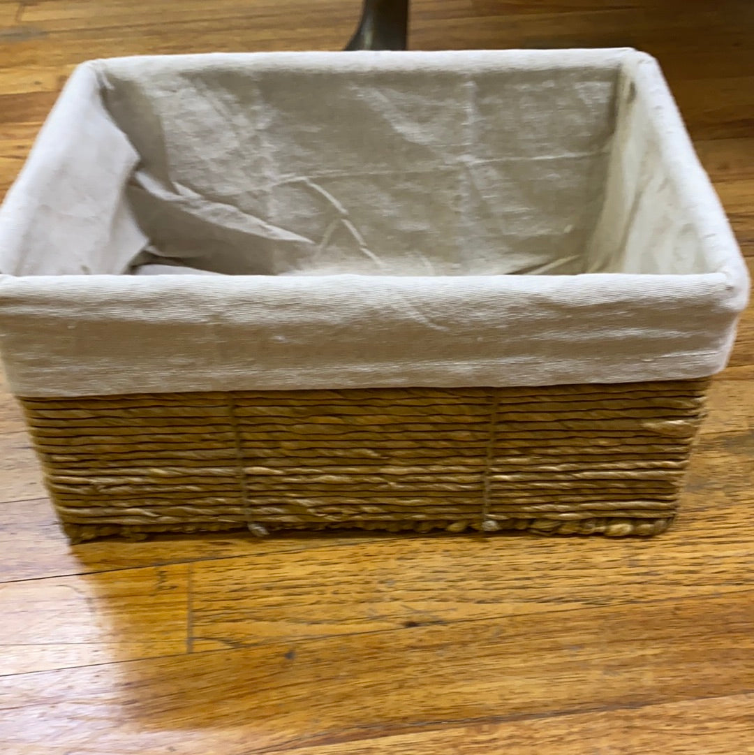 WICKER BASKET W/LINEN LINER