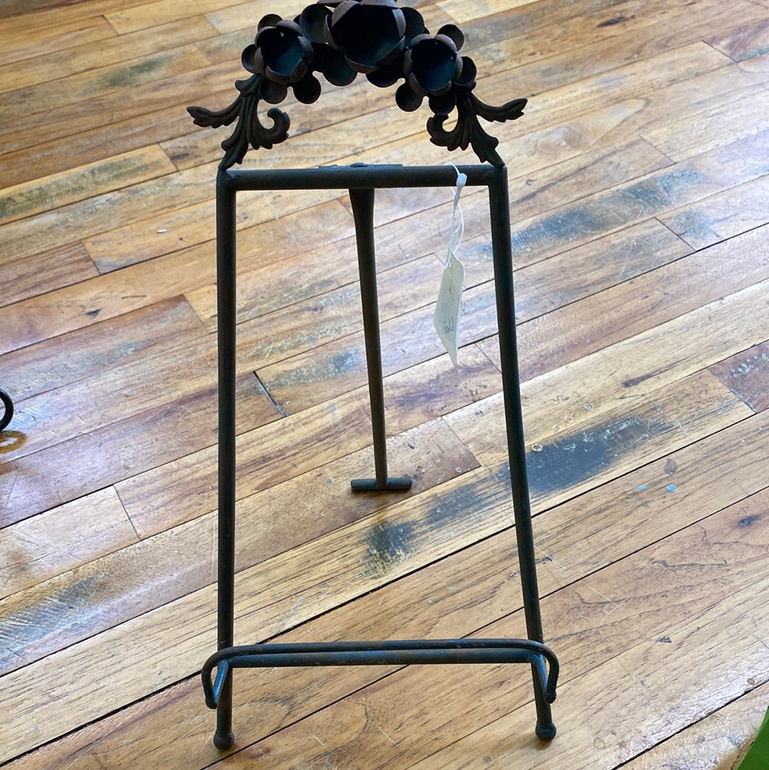 SMALL TABLE EASEL W/FLOWERS