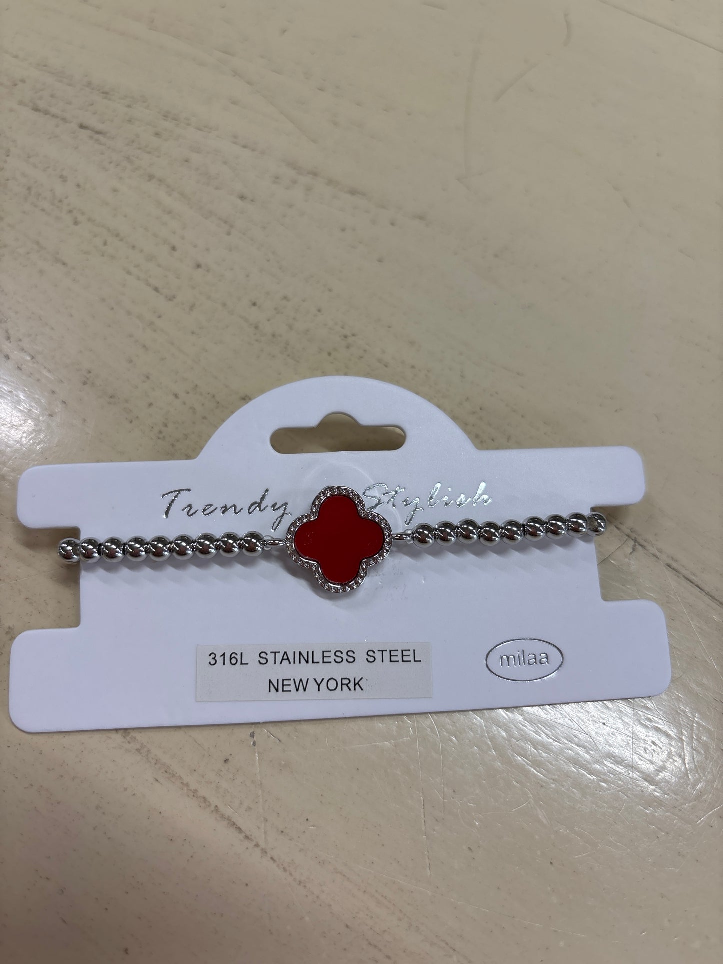 TRENDY & STYLISH SILVER BRACELET W/CLOVER IN CENTER-RED