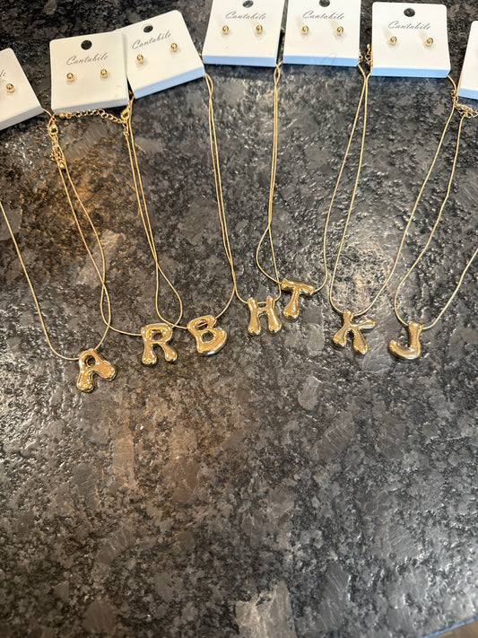 CANTBILE GOLD INITIAL NECKLCE