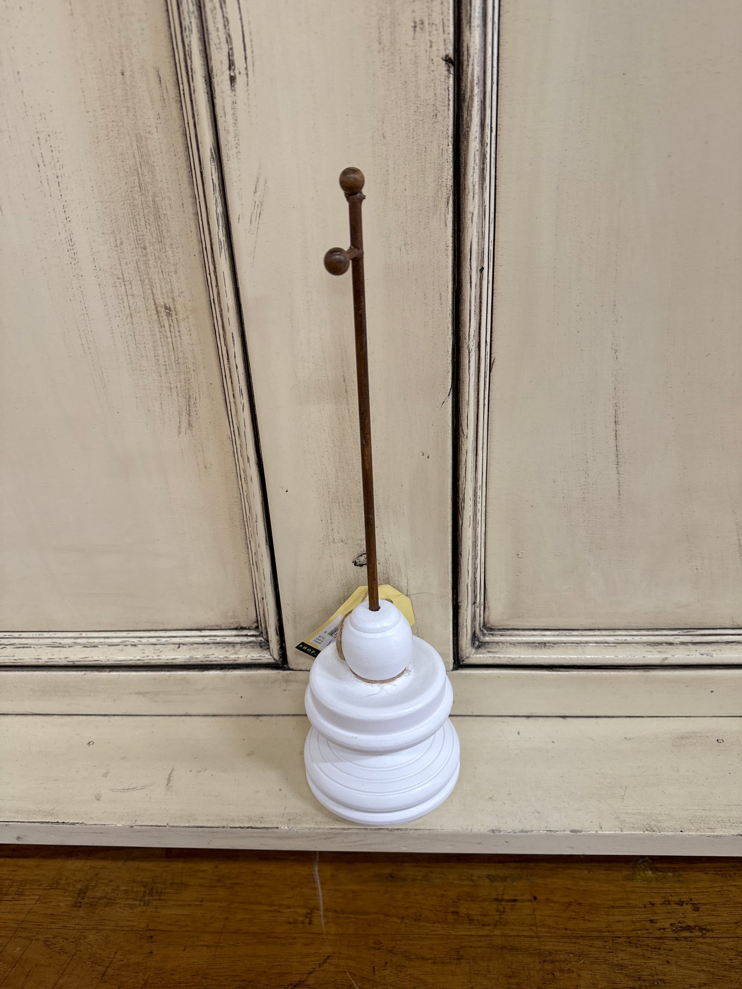 DISPLAY POLE  W/ WOOD BASE- WHITE ROUND