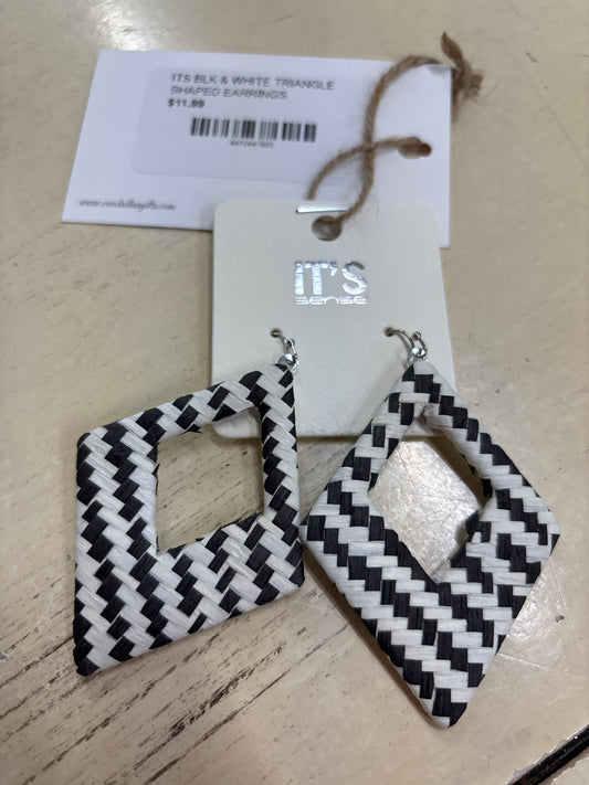 ITS BLK & WHITE TRIANGLE SHAPED EARRINGS