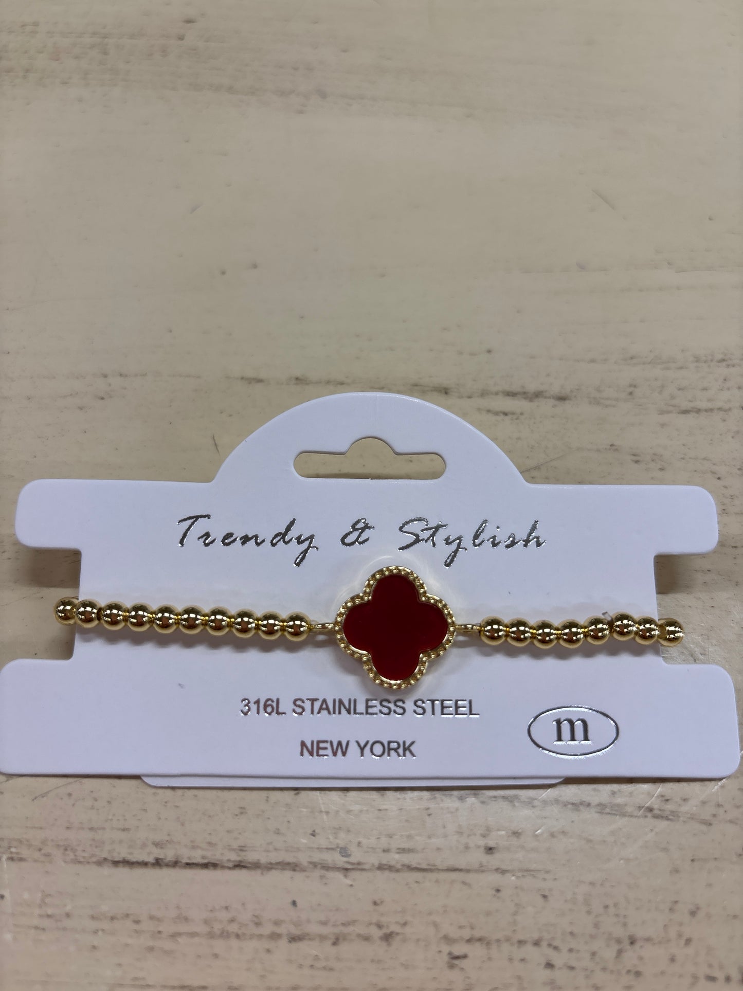 TRENDY & STYLISH GOLD BRACELET W/CLOVER IN CENTER-RED