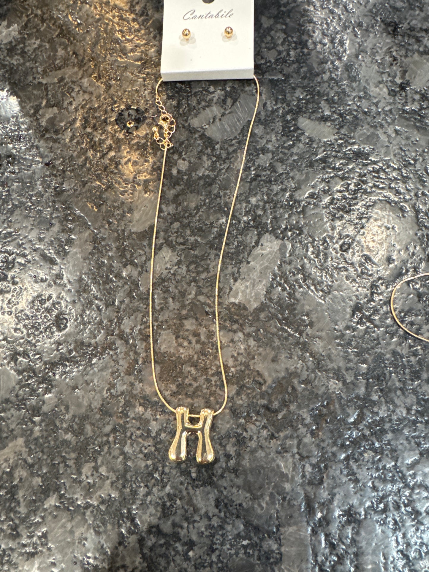 CANTBILE GOLD INITIAL NECKLCE