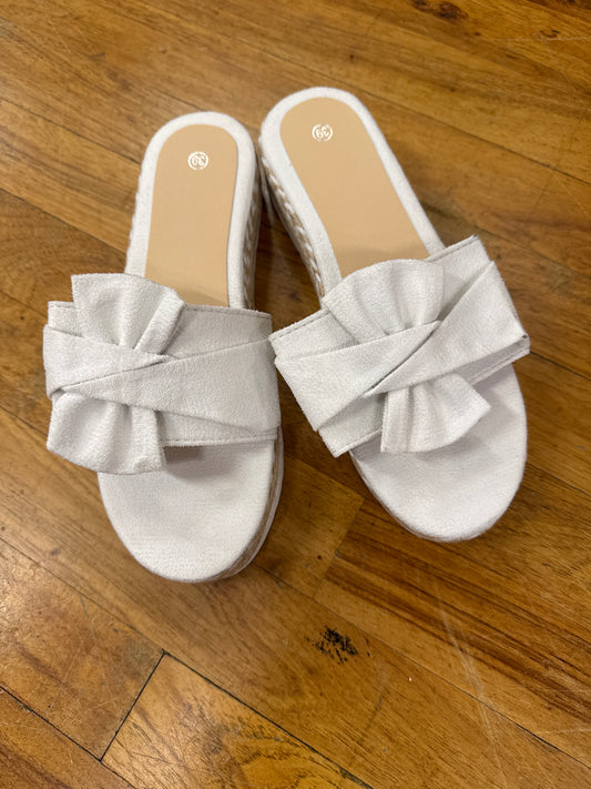 WHITE/TAN SANDALS W/BOW-SIZE 39
