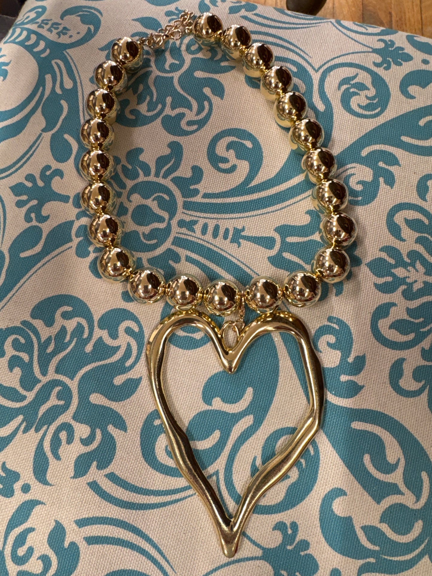 GOLD NECKLACE W/ LARGE OPEN HEART