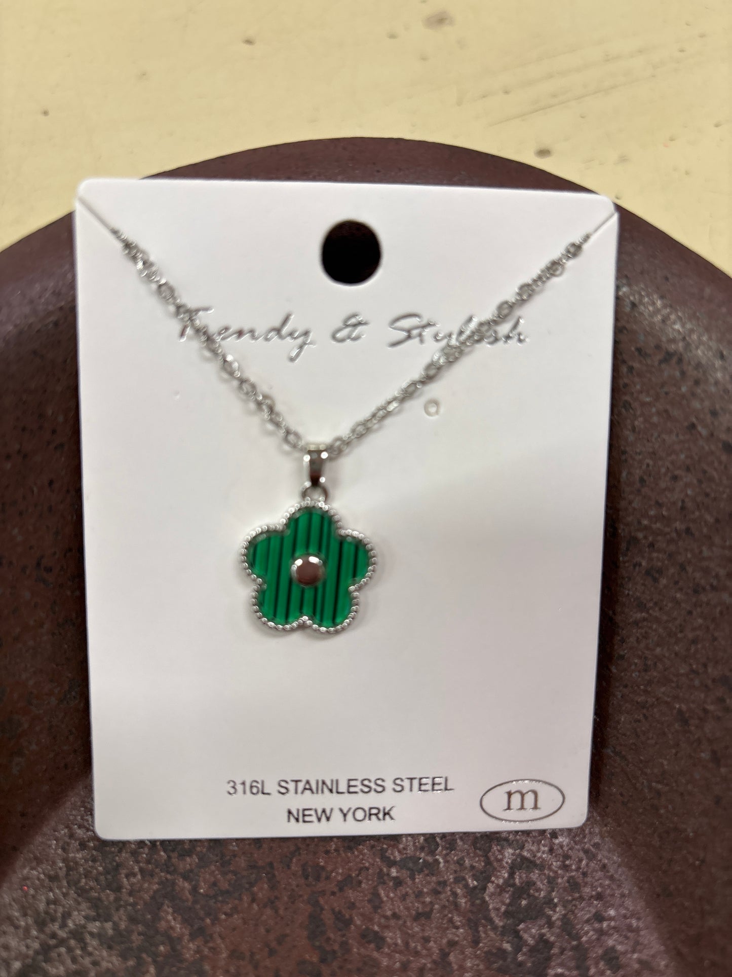 TRENDY & STYLE NECKLACE-SILVER W/GREEN CHARM