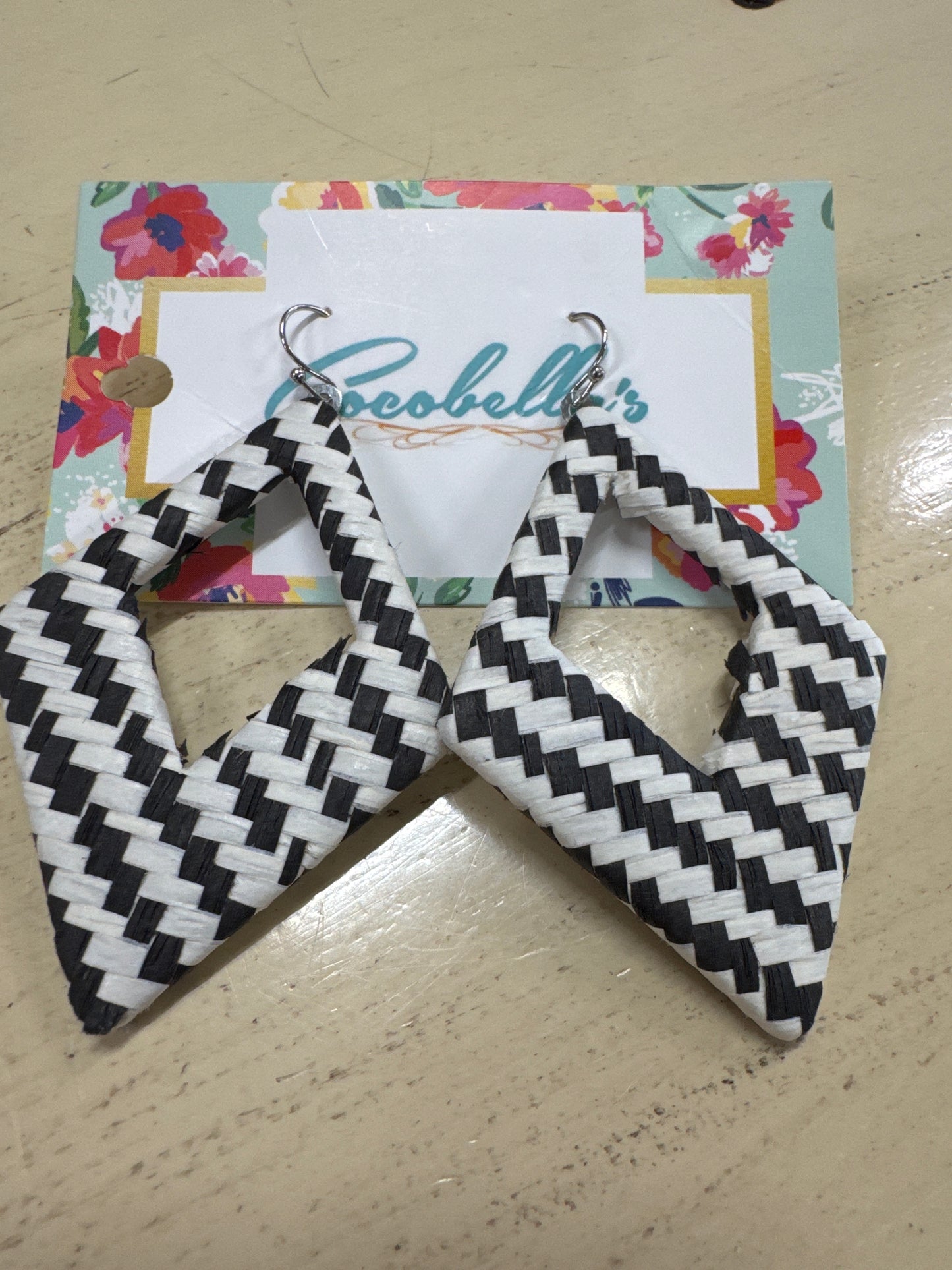 ITS BLK & WHITE TRIANGLE SHAPED EARRINGS