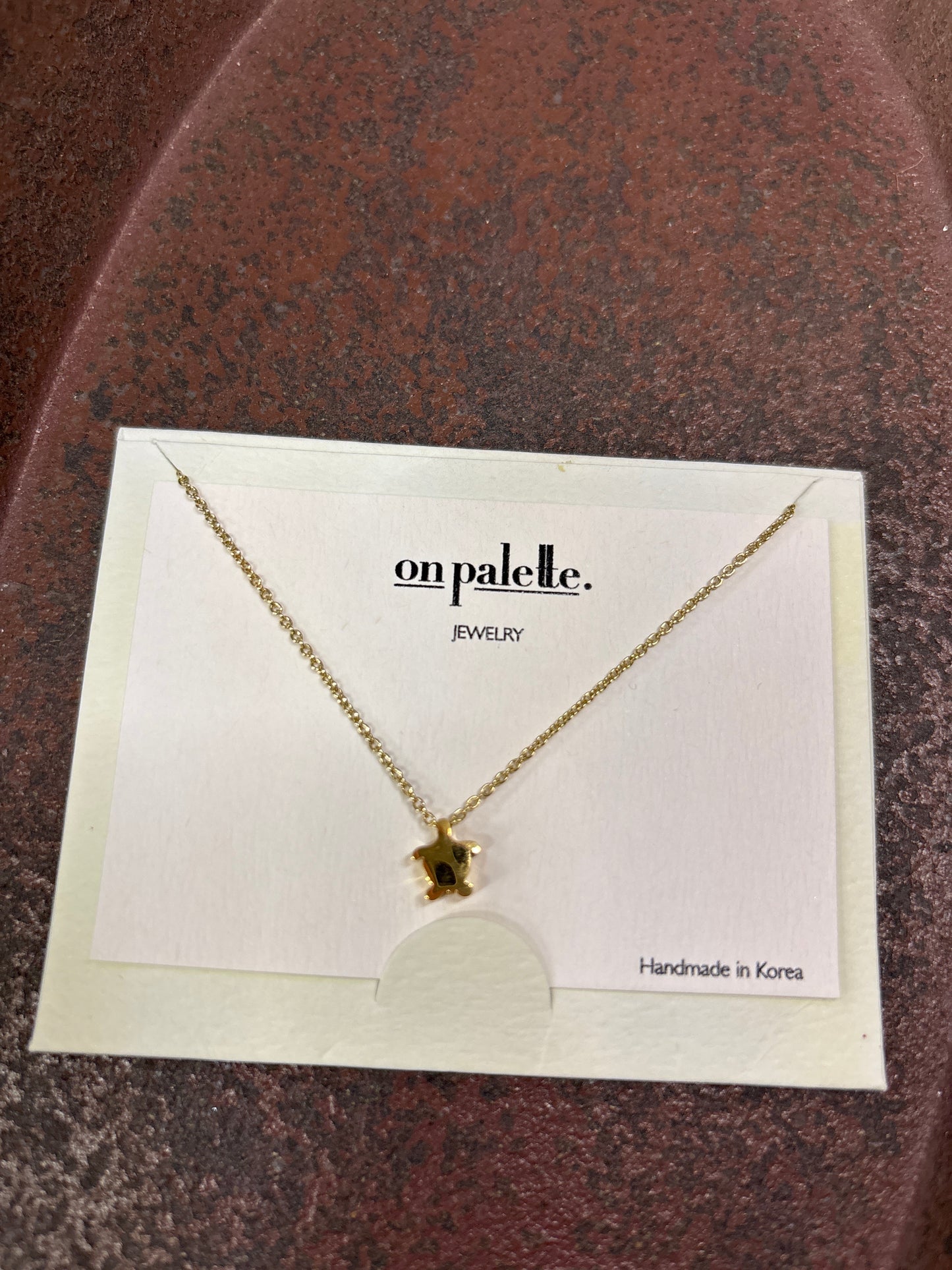ON PALETTE NECKLACE-GOLD W/STAR