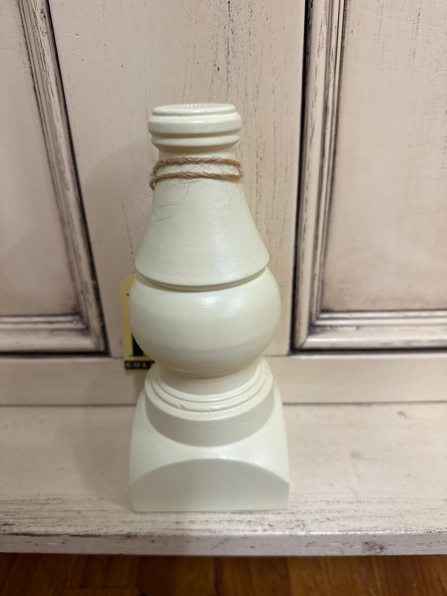 DISPLAY W/POLE-TALL CREAM