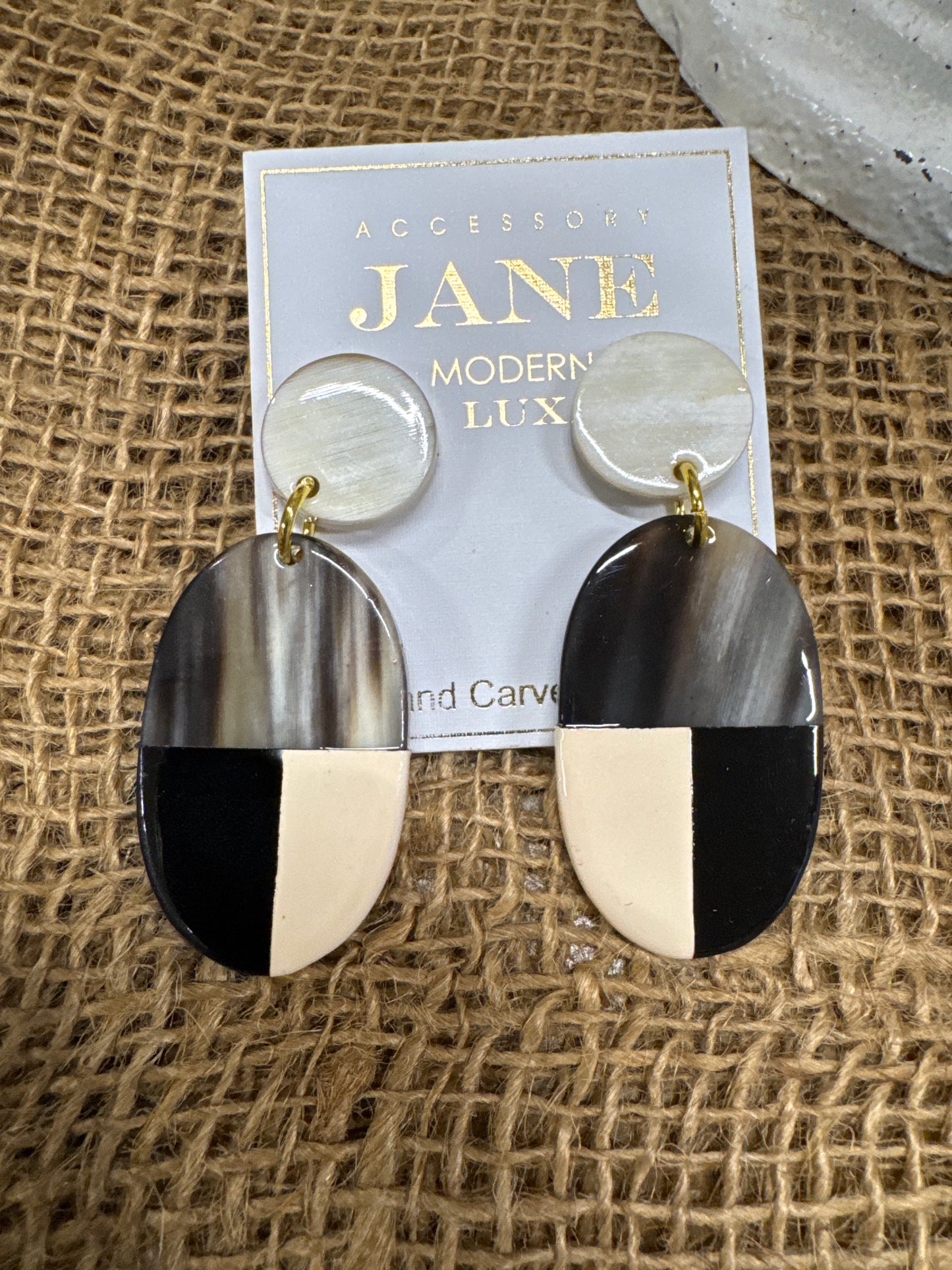 ACCESSORY JANE- COLOR BLOCK NATURAL DROP EARRINGS-BLACK/CREAM