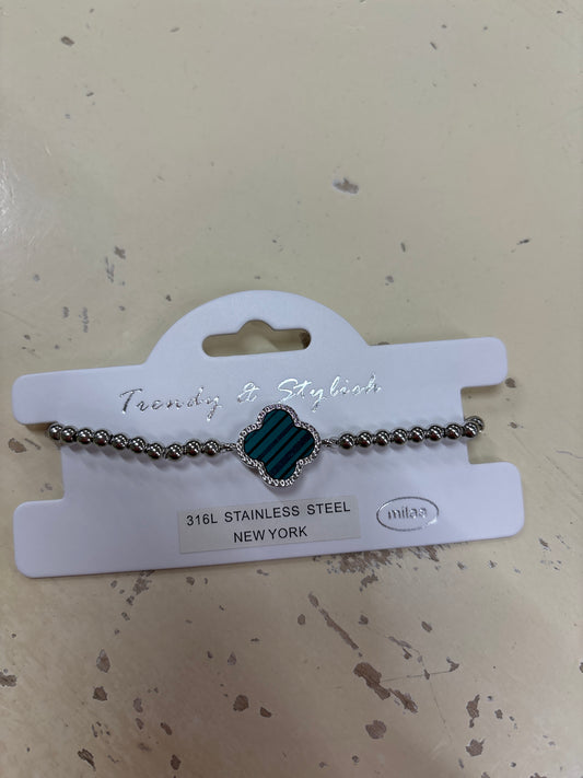 TRENDY & STYLISH SILVER BRACELET W/CLOVER IN CENTER-GREEN