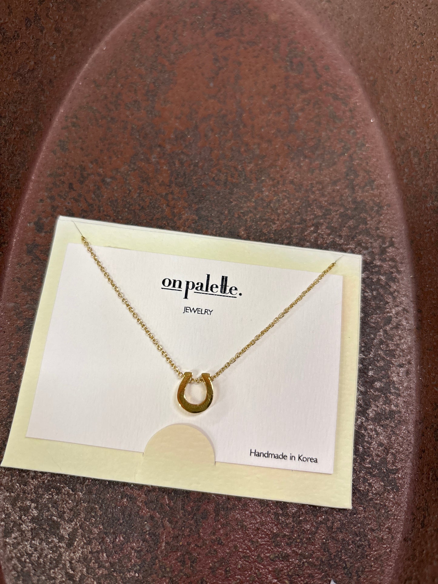 ON PALETTE NECKLACE-GOLD W/HORSESHOE