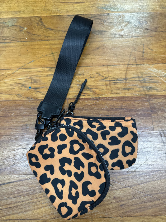 WRISTLET W/DOUBLE ZIPPER POUCHES-LEOPARD