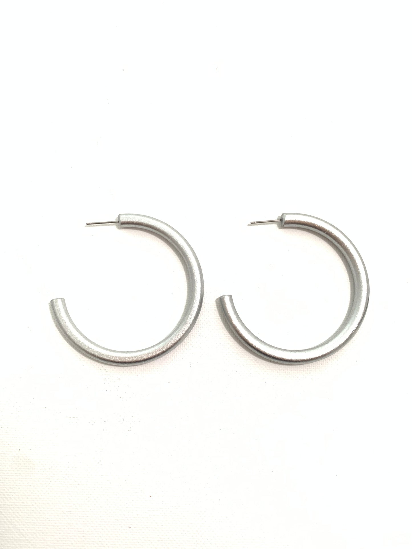ACCESSORY JANE LIZ MED HOOPS -SILVER LACQUER
