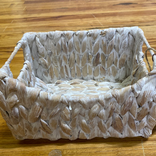 SMALL WHITE WICKER BASKET