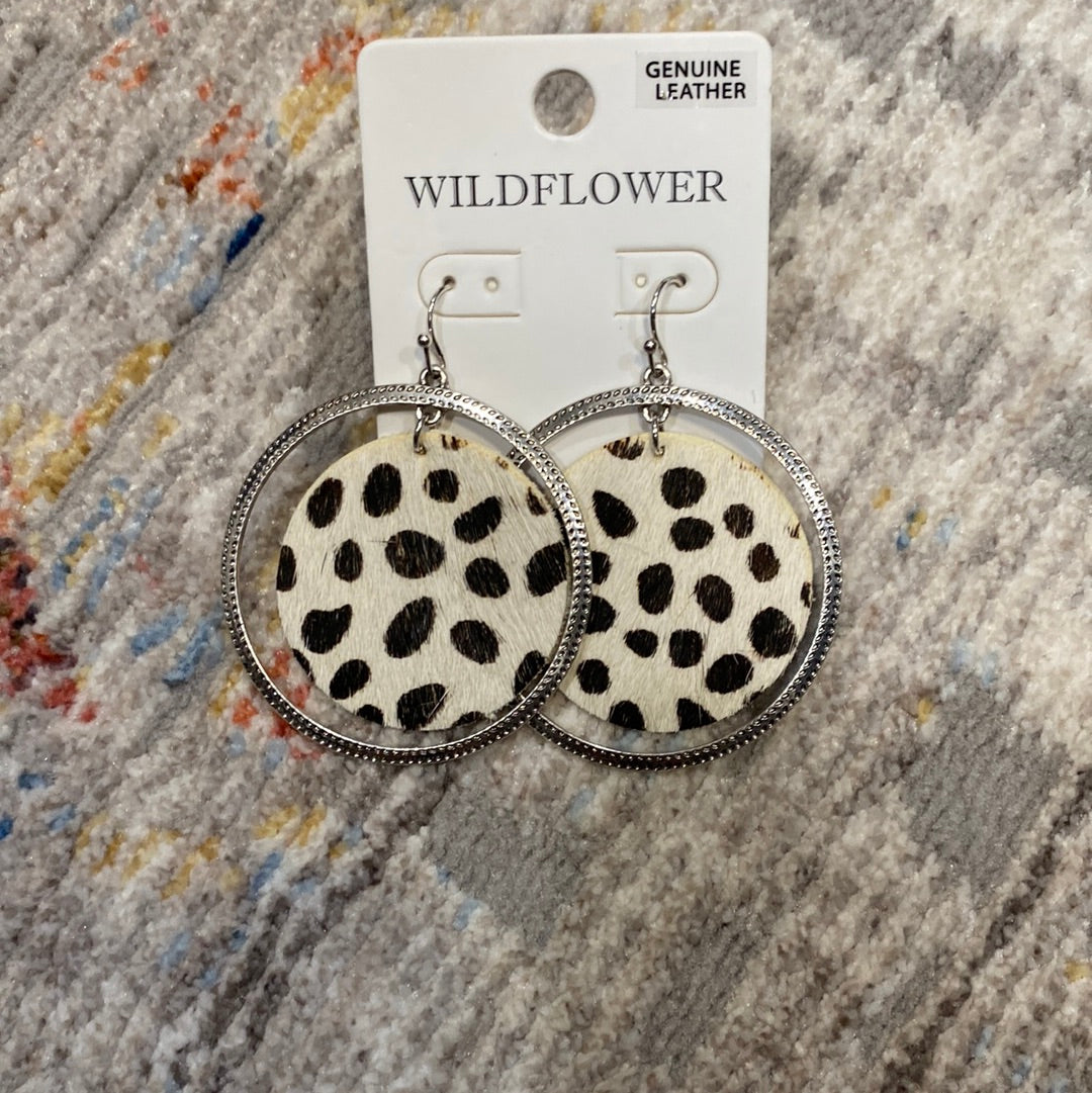 WILDFLOWER SILVER HOOP W/B&W CENTER EARR