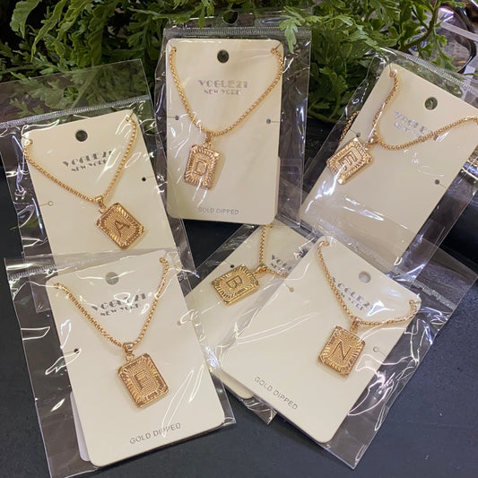 VOGUE 21 GOLD INITIL NECKLCE